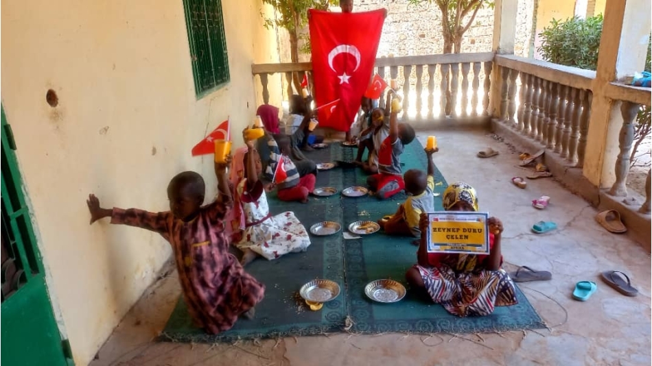 Afrika Kamerun'da yemek dağıtımı ocak 2023
