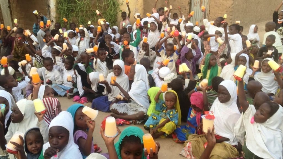 Mevlid-i Şerif çoçukları sevindirme meyve suyu büskivi dağıtımı